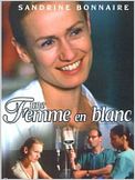 Une femme en blanc