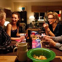 Happy, Happy : photo Agnes Kittelsen, Anne Sewitsky, Henrik Rafaelsen, Joachim Rafaelsen, Maibritt Saerens