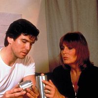 Le Quatrième protocole : Photo Joanna Cassidy, Pierce Brosnan