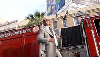 Dwayne Johnson arrive au cinéma sur un camion de pompier !