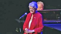 Angela Lansbury interprète la chanson de Madame Samovar
