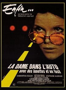 La Dame dans l'auto avec des lunettes et un fusil