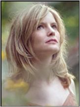 Jennifer Jason Leigh