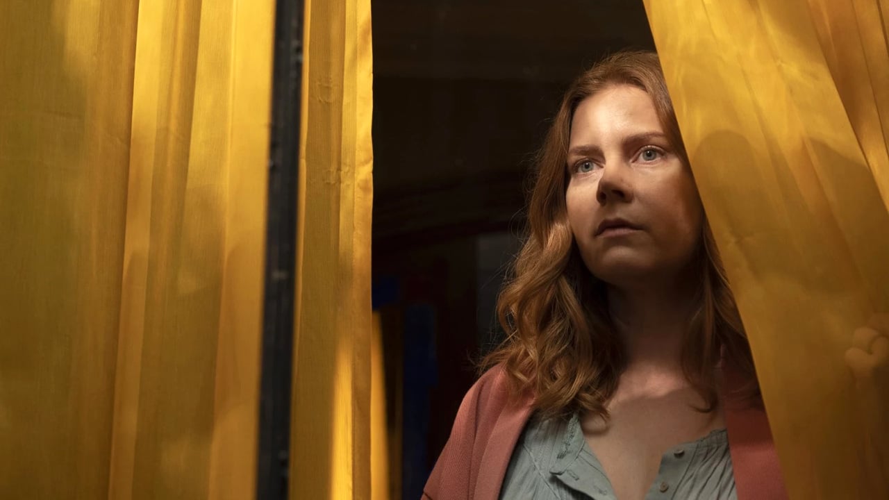 La Femme à la fenêtre sur Netflix : c'est quoi ce thriller hitchcockien avec Amy Adams ?