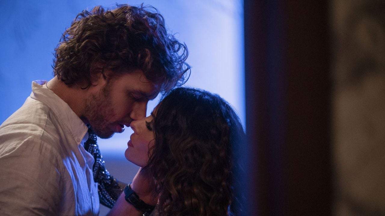 Sex/Life sur Netflix : l’interprète de Brad a-t-il fait appel à une doublure pour son full frontal ?