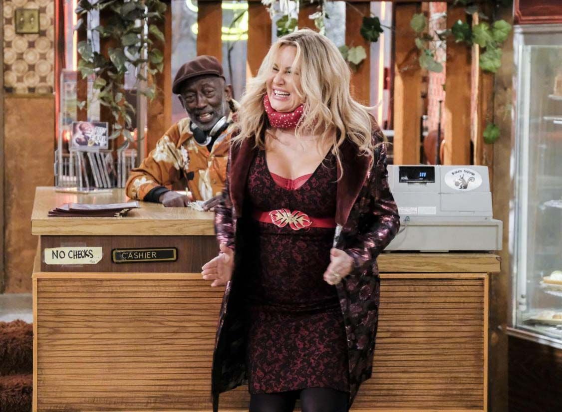 Films Et Séries Tv Avec Jennifer Coolidge 2 Broke Girls : Photo Garrett Morris, Jennifer Coolidge - 36 sur 506