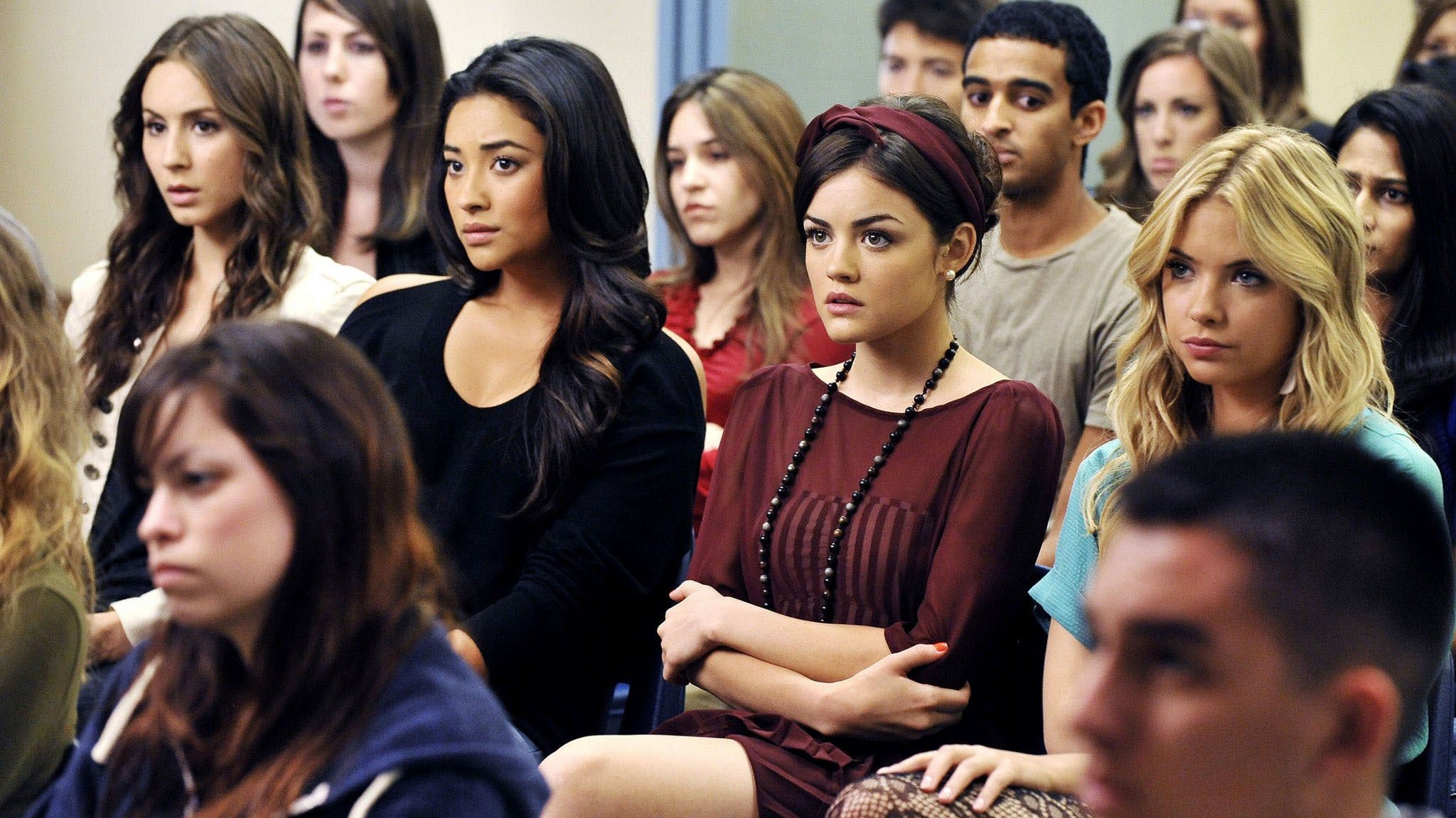 Pll Saison 2 Streaming Poster Pretty Little Liars - Saison 2 - Affiche 40 sur 50 - AlloCiné