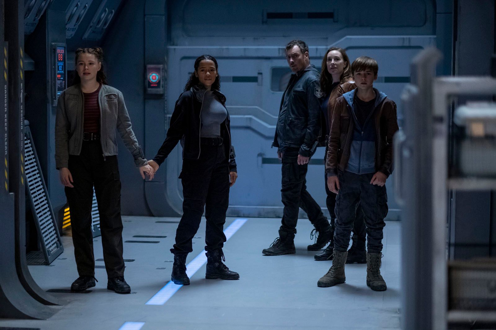 Taylor Russell Films Et Programmes Tv Perdus dans l'espace (2018) : Photo Max Jenkins (II), Mina Sundwall