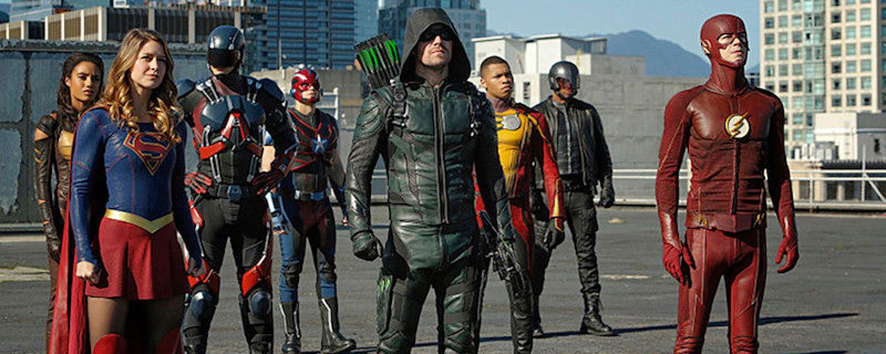 Arrow Flash Supergirl 20 Heros Reunis Dans Une Scene Du Super Cross Over News Series A La Tv Allocine