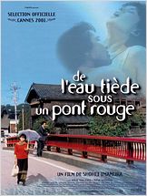 De l De l'eau tiède sous un pont rouge