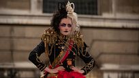 Cruella par sa cheffe costumière Jenny Beavan : "Il y a toujours une histoire derrière les tenues" Cruella par sa cheffe costumière Jenny Beavan : "Il y a toujours une histoire derrière les tenues"