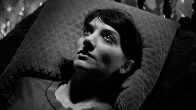 <strong>A Girl Walks Home Alone At Night</strong> Bande-annonce VO