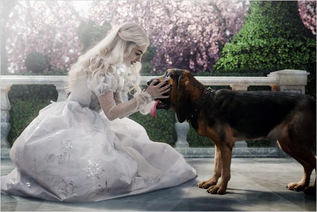 Alice au Pays des Merveilles : photo Anne Hathaway, Tim Burton