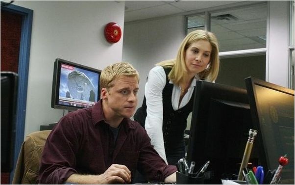 V (2009) : photo Alan Tudyk, Elizabeth Mitchell