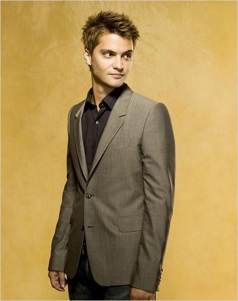 Brothers & Sisters : photo Luke Grimes