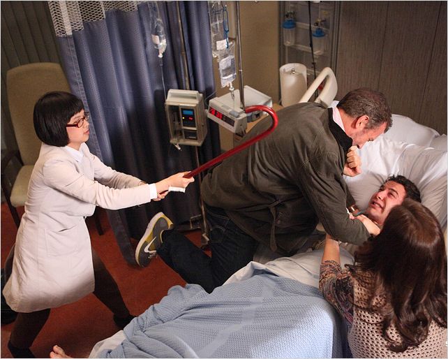 Dr House : photo Charlyne Yi, Hugh Laurie, Skylar Astin