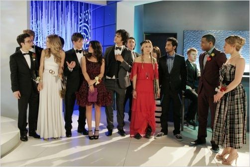 Photo Annalynne McCord, Gillian Zinser, Hayley Holmes, Josh Zuckerman, Manish Dayal