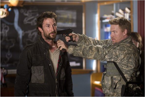 Falling Skies : photo Diego Klattenhoff, Noah Wyle