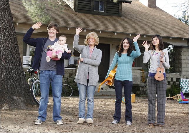Raising Hope : photo Lucas Neff, Martha Plimpton, Shannon Woodward