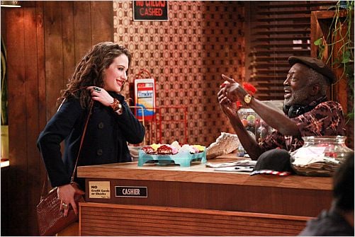 2 Broke Girls : photo Garrett Morris, Kat Dennings