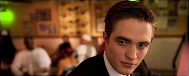 Robert Pattinson sur la piste de Saddam Hussein