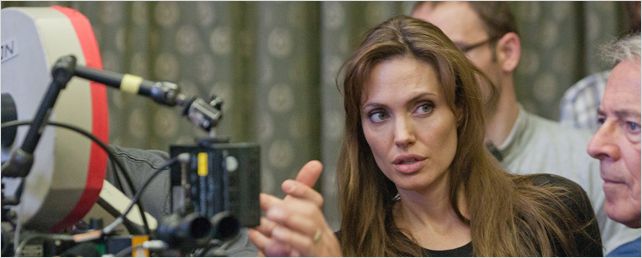 Angelina Jolie pourrait incarner sa mère dans un biopic