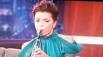 image de Eva Longoria à la clarinette