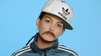 image de Anne Hathaway et Kristen Stewart portent la moustache !