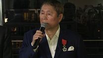 image de Takeshi Kitano reçoit les insignes d'Officier de la Légion d'honneur
