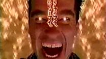 image de Arnold Schwarzenegger dans une pub japonaise complètement frappé