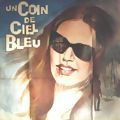 Photo Un Coin de ciel bleu