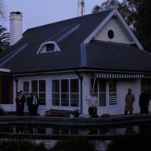 Photo La inviolabilidad del domicilio se basa en el hombre que aparece empunando un hacha