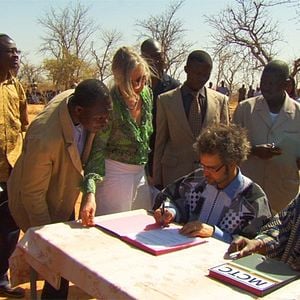 Photo Knistern der Zeit - Christoph Schlingensief und sein Operndorf in Burkina Faso