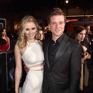 Projet Almanac : Photo promotionnelle Jonny Weston, Virginia Gardner