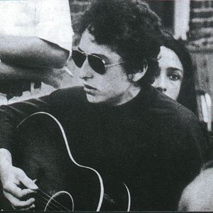 Photo The Other Side of the Mirror: Bob Dylan at the Newport Folk Festival