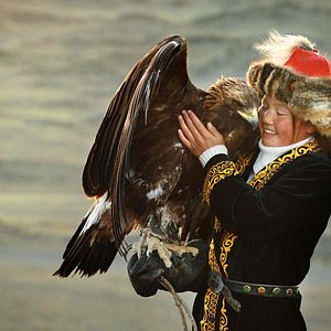 Photo La jeune fille et son aigle