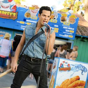 Photo Skylar Astin