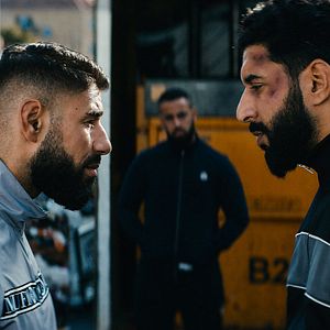 Photo Les Initiés / Dos au mur