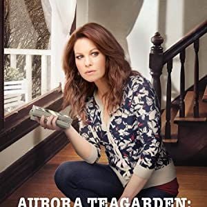 Photo Aurora Teagarden : un bébé sur les bras