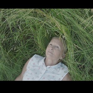 Photo Une femme sur le toit