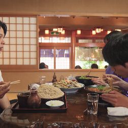 Photo Ishiko et Haneo dans la cour des grands