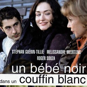 Photo Un bébé noir dans un couffin blanc