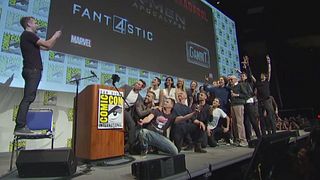 image de Stan Lee pose avec tous les héros Marvel !