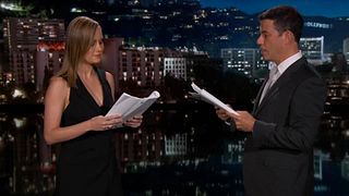image de Brie Larson et Jimmy Kimmel lisent un passage du nouveau film sur les émoticônes ! 