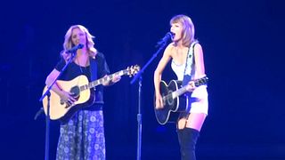 image de Taylor Swift et Lisa Kudrow font un duo sur "Tu pues le chat"