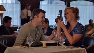 image de Amy Schumer dans une fausse pub pour les armes à feu