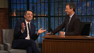 image de Gad Elmaleh apprend le français à Seth Meyers à la télévision américaine