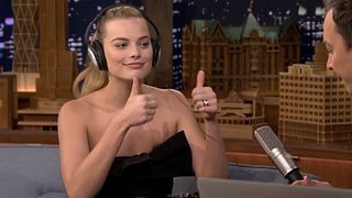 image de Margot Robbie a du mal à lire sur les lèvres de Jimmy Fallon...