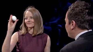 image de Jodie Foster fait une roulette russe avec des oeufs contre Jimmy Fallon !