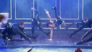 image de Tom Holland reprend "Umbrella" de Rihanna en playback !